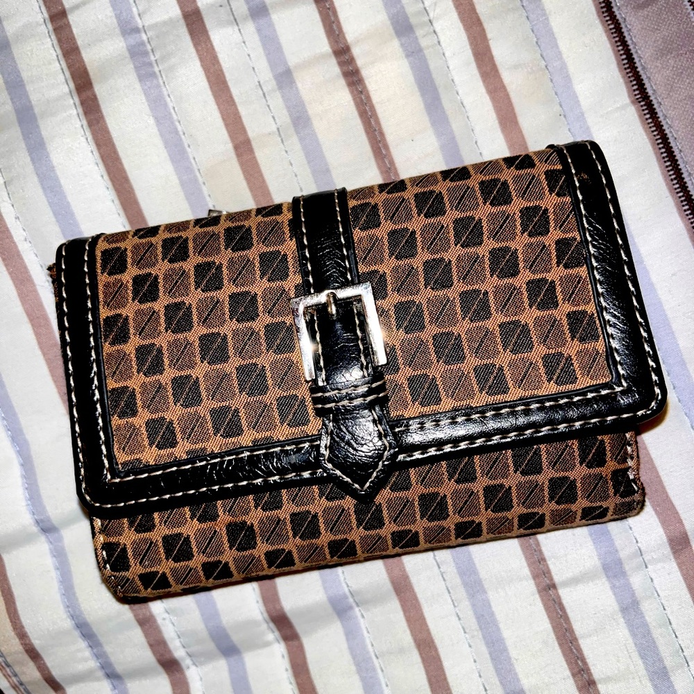 NINE & CO. BROWN CHECKERED DESIGN BUTTON CLOSE- TRIFOLD WALLET